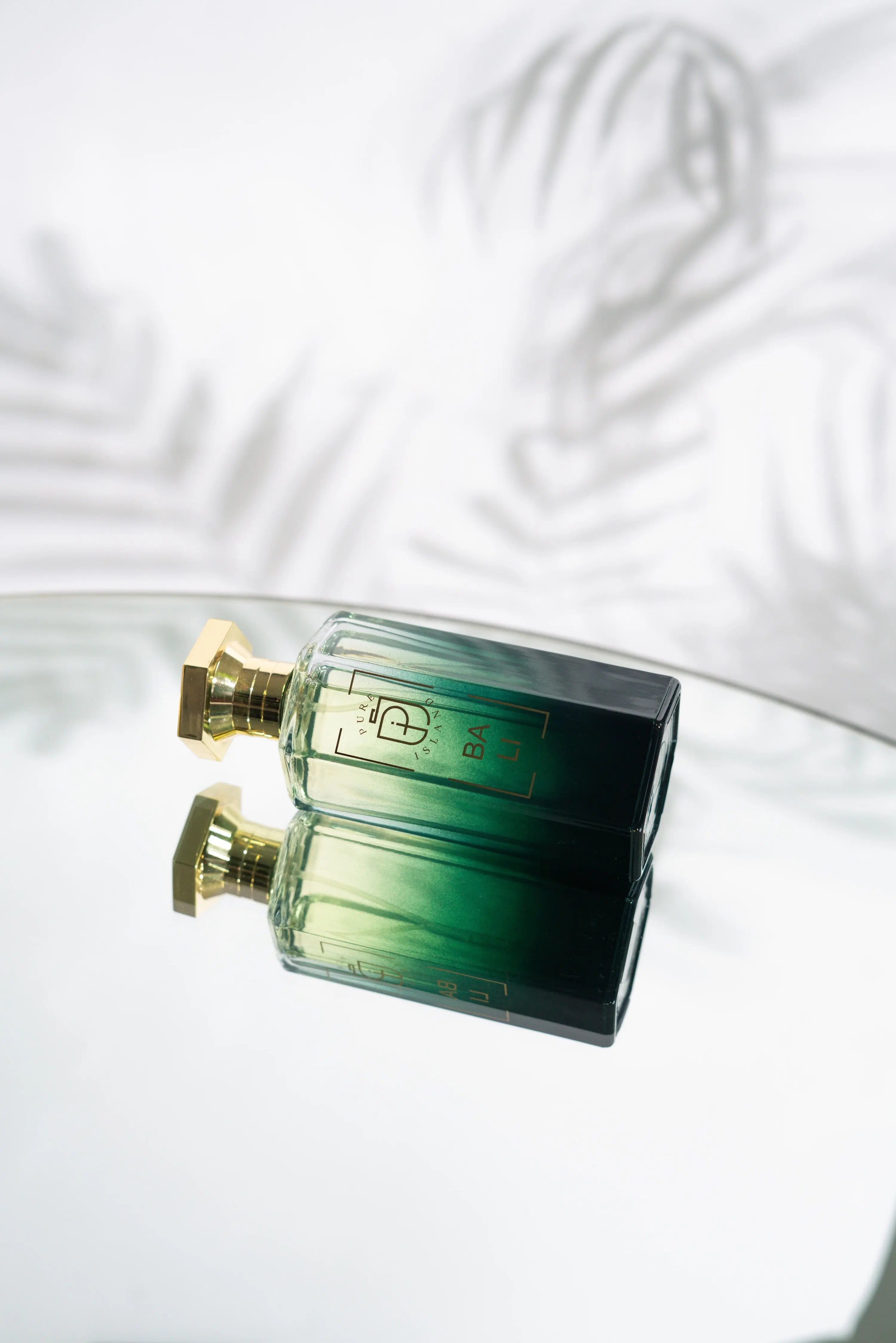 Bali Eau de Parfum auf einem tisch