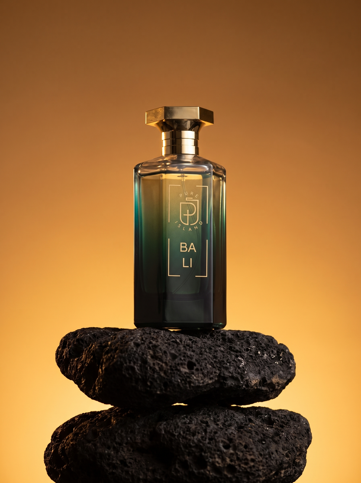 Pure Island Bali Eau de Parfum auf schwarzem Lavastein vor warmem Licht